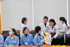 Hoạt động này thể hiện sự kính trọng, lòng biết ơn của y bác sỹ các đơn vị tại Bệnh viện K đối với các thầy cô giáo. (Ảnh: PV/Vietnam+)