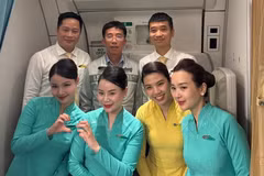 Giáo sư Mai Duy Tôn (mặc áo ghi, đứng giữa) chụp ảnh cùng phi hành đoàn. (Ảnh: PV/Vietnam+)