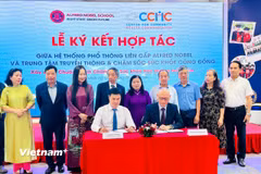 Hai bên ký kết Biên bản ghi nhớ hợp tác xây dựng Chương trình chăm sóc sức khỏe học đường toàn diện. (Ảnh: PV/Vietnam+)