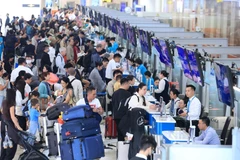 Du khách làm thủ tục tại Sân bay quốc tế Nội Bài. (Ảnh: Quốc Khánh/TTXVN)