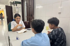 Bác sỹ Viện Sức khỏe tâm thần thăm khám cho bệnh nhân. (Ảnh: PV/Vietnam+)