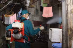 Lực lượng chức năng phun hóa chất phòng bệnh sốt xuất huyết. (Ảnh: PV/Vietnam+)