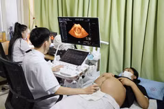Siêu âm phục vụ khám sàng lọc sơ sinh cho sản phụ. (Ảnh: TTXVN)
