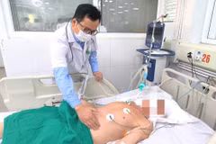 Bác sỹ thăm khám cho bệnh nhân B.V.C. tại Bệnh viện Bệnh Nhiệt đới Trung ương. (Ảnh: PV/Vietnam+)