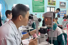 Bác sỹ khám mắt cho trẻ em. (Ảnh: T.G/Vietnam+)