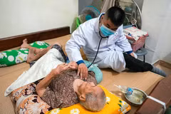 Bác sỹ Bệnh viện Thống Nhất Thành phố Hồ Chí Minh đến tận nhà khám sức khỏe cho người có công trên địa bàn phường Vũng Tàu. (Ảnh: Đinh Hằng/TTXVN) 
