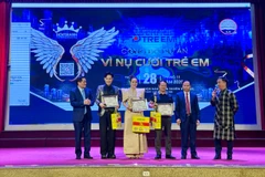 Ban Tổ chức trao tặng biểu trưng cho các đại sứ của chương trình. (Ảnh: PV/Vietnam+)