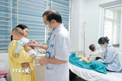Bệnh nhân mắc cúm A điều trị tại Khoa Nhi - Bệnh viện Bệnh nhiệt đới Trung ương. (Ảnh: Minh Quyết/TTXVN) 