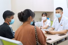 Các cặp vợ chồng đến khám vô sinh hiếm muộn. (Ảnh: PV/Vietnam+)
