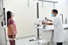 Chụp X-quang cho người dân. (Ảnh: TTXVN)