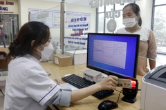 Người dân đăng ký khám chữa bệnh bằng căn cước công dân. (Ảnh: Đồng Thúy/TTXVN)