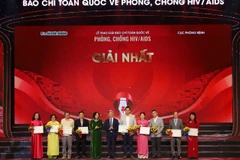 Các tác giả và nhân vật đoạt giải Nhất. (Ảnh: PV/vietnam+)