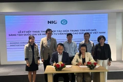 Đại diện Hiệp hội Tư vấn nâng cao sức khỏe Việt Nam và Trung tâm Đổi mới sáng tạo Quốc gia tổ chức Lễ ký kết Thỏa thuận hợp tác. (Ảnh: PV/Vietnam+)