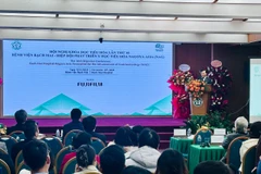 Phó giáo sư Vũ Văn Giáp - Phó Giám đốc Bệnh viện Bạch Mai phát biểu tại Hội thảo. (Ảnh: PV/Vietnam+)