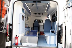 Bên trong xe cứu thương được trang bị thiết bị y tế hiện đại. (Ảnh: TTXVN)