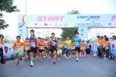 Gần 3000 vận động viên đã có mặt và cùng tham gia đường chạy tại khu vực Hồ Tây. (Ảnh: PV/Vietnam+)