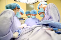 Các bác sỹ Khoa Ngoại đầu cổ (Bệnh viện K)thực hiện ca phẫu thuật cho bệnh nhân. (Ảnh: PV/Vietnam+)