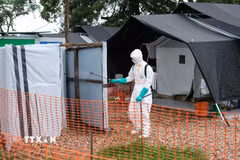 Khu vực cách ly và điều trị bệnh nhân nhiễm virus Ebola tại Mubende, Uganda. (Ảnh: THX/TTXVN)