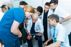 Giáo sư Thomas Fred Golden và các chuyên gia của Việt Nam trao đổi về một ca bệnh. (Ảnh: PV/Vietnam+)