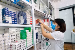 Lấy thuốc chữa bệnh tại cơ sở y tế. (Ảnh: T.G/Vietnam+)
