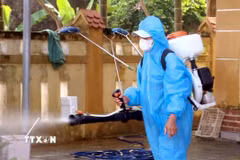 Phun hóa chất phòng chống dịch bệnh sau lũ tại Quảng Bình. (Ảnh: TTXVN phát)