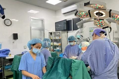 Các bác sỹ thực hiện ca phẫu thuật cho bệnh nhân. (Ảnh: PV/Vietnam+)