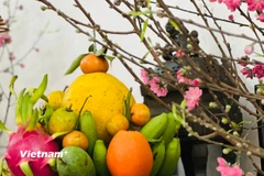 Mâm ngũ quả ngày Tết với nhiều loại quả khác nhau. (Ảnh: PV/Vietnam+)