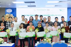 Trao quyết định 10 ca thụ tinh trong ống nghiệm miễn phí 100% cho các gia đình. (Ảnh: PV/Vietnam+)