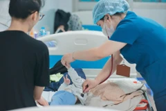 Bệnh viện Thanh Nhàn điều trị cho bệnh nhi mắc sởi. (Ảnh: Minh Quyết/TTXVN)