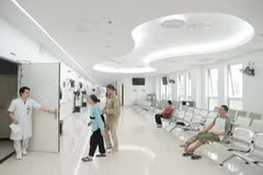 Nhân dịp đi vào hoạt động, bệnh viện phối hợp với tỉnh Ninh Bình triển khai chương trình khám sức khỏe miễn phí theo Nghị quyết 72 của Bộ Chính trị cho khoảng 5.000 người thuộc diện chính sách trên địa bàn tỉnh. (Ảnh: Minh Quyết/TTXVN) 