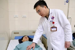 Bác sỹ Bệnh viện K theo dõi sức khỏe cho bệnh nhân. (Ảnh: PV/Vietnam+)