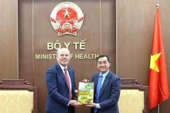 Thứ trưởng Bộ Y tế Trần Văn Thuấn tặng quà lưu niệm của Bộ Y tế đến Đại sứ James Nickel. (Ảnh: T.M)