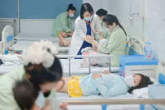 Bác sỹ Khoa Nhi, Bệnh viện Thanh Nhàn điều trị cho bệnh nhi mắc COVID-19. (Ảnh: Minh Quyết/TTXVN)