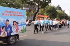 Tuyên truyền cổ động về dân số. (Ảnh: TTXVN/Vietnam+)