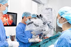 Tiến sỹ Nguyễn Thanh Xuân đang phẫu thuật sọ não cho bệnh nhân tại Bệnh viện Hữu nghị Việt Đức cơ sở Ninh Bình. (Ảnh: PV/Vietnam+)