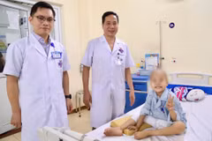Bác sỹ theo dõi tình trạng sức khỏe của bệnh nhi sau ca phẫu thuật. (Ảnh: PV/Vietnam+)