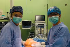 Bệnh nhân có khối u xơ tuyến vú phải, u kích thước lớn với đường kính khoảng 25cm. (Ảnh: PV/Vietnam+)