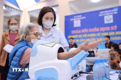 Đo huyết áp cho bệnh nhân tại chương trình khám sức khoẻ định kỳ tại Hà Nội. (Ảnh: Minh Quyết/TTXVN)