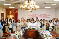 Cục Bà mẹ và Trẻ em ký kết Thỏa thuận hợp tác với đối tác. (Ảnh: PV/Vietnam+)