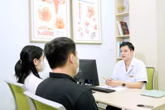 Bác sỹ tư vấn cho các cặp vợ chồng đến khám vô sinh hiếm muộn. (Ảnh: PV/Vietnam+)