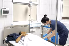 Nhân viên y tế theo dõi sức khỏe cho bệnh nhân xơ gan. (Ảnh: PV/Vietnam+)