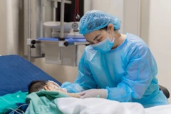 Nhân viên y tế theo dõi sức khoẻ của bệnh nhi sau ghép gan. (Ảnh: PV/Vietnam+)