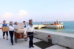 Trong 6 ngày, Đoàn công tác Bộ Y tế đã đến thăm, tặng quà cho 7 đảo thuộc đặc khu Trường Sa. (Ảnh: TTXVN)