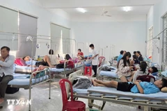 Các bệnh nhân nghi do ngộ độc thực phẩm đang được điều trị tại Trung tâm Y tế Ea H’Leo, tỉnh Đắk Lắk. (Ảnh: TTXVN phát)