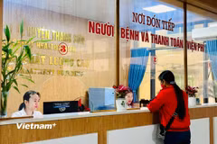 Người dân đến khám bệnh tại một trung tâm y tế huyện. (Ảnh: T.G/Vietnam+)