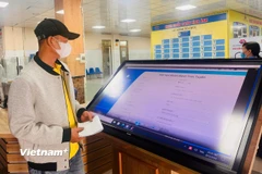 Người dân đăng ký khám bệnh trên hệ thống hiện đại tại Bệnh viện Đa khoa tỉnh Quảng Ninh. (Ảnh: T.G/Vietnam+)