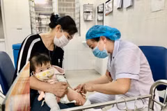 Tiêm phòng vaccine sởi cho trẻ em tại Hà Nội. (Ảnh: PV/Vietnam+)