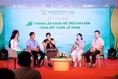 Các gia đình chia sẻ về hành trình có con tại Buổi lễ. (Ảnh: PV/Vietnam+)