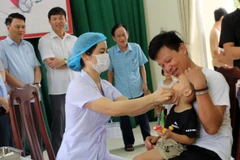 Bổ sung Vitamin A cho trẻ em từ 6 đến 35 tháng tuổi tại phường Thanh Tuyền, thành phố Phủ Lý. (Ảnh: Nguyễn Chinh/TTXVN)