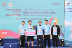 Ở “Hành trình tiếp sức 2024,” ông Phúc đạt giải “Vận động viên lớn tuổi nhất đạt thành tích xuất sắc.” (Ảnh: PV/Vietnam+)